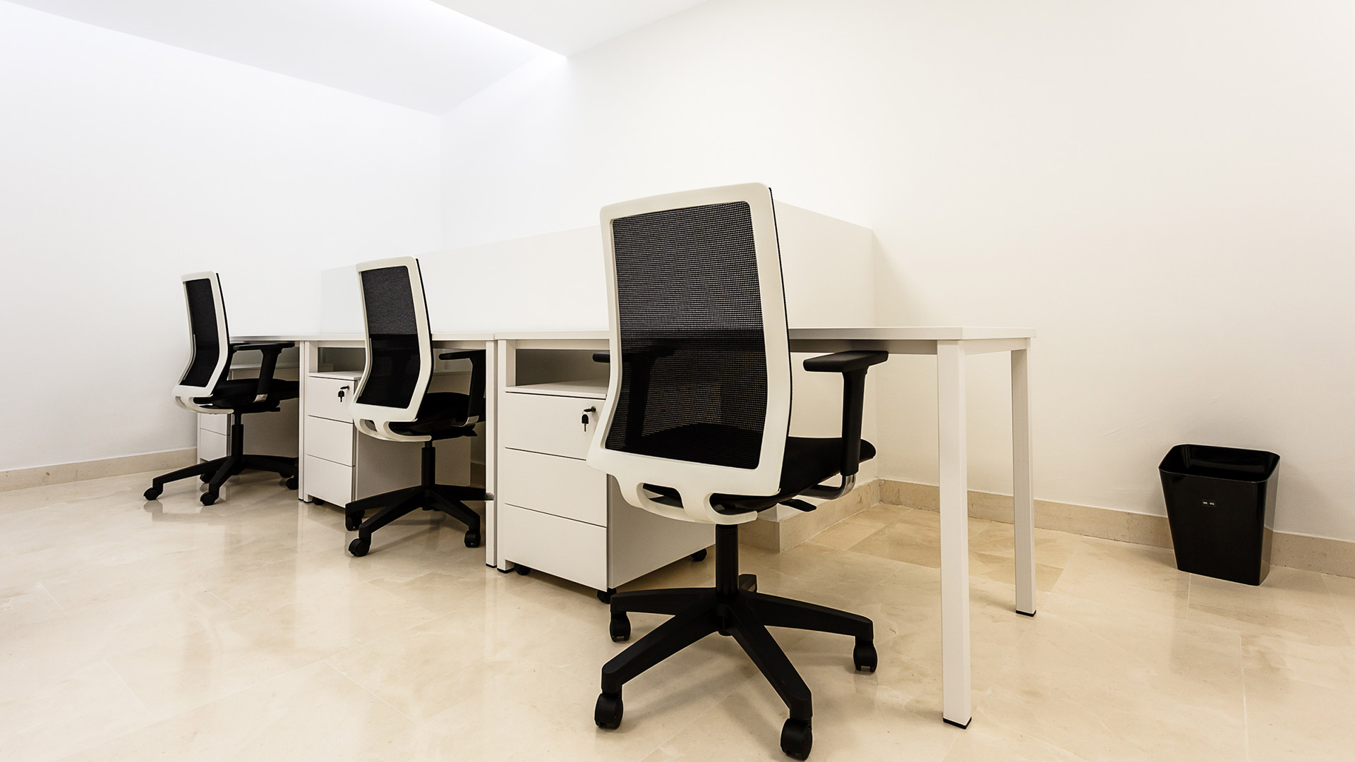 Mesa de Oficina Modular - con sillas de oficina y buck - Limobel Inwo
