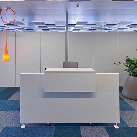 Recepción de oficina en Barcelona con muebles de Limobel Inwo