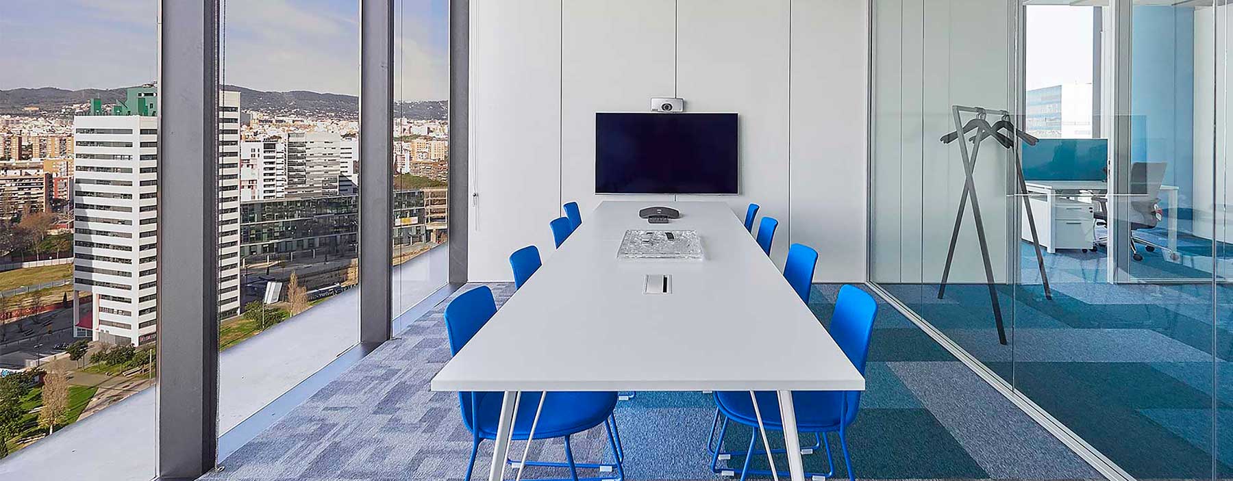 Sala de reuniones en oficinas en Barcelona con muebles de Limobel Inwo