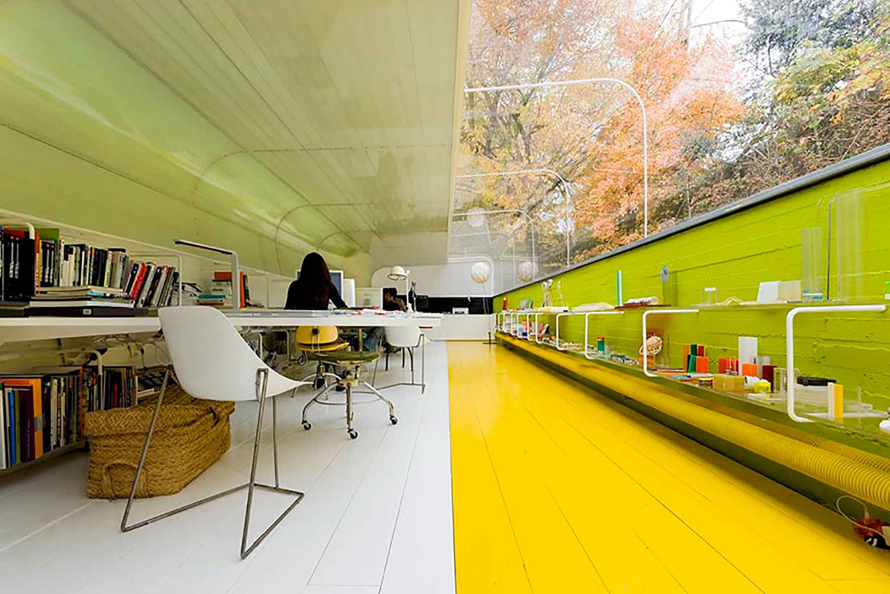 Oficinas en color verde y amarillo