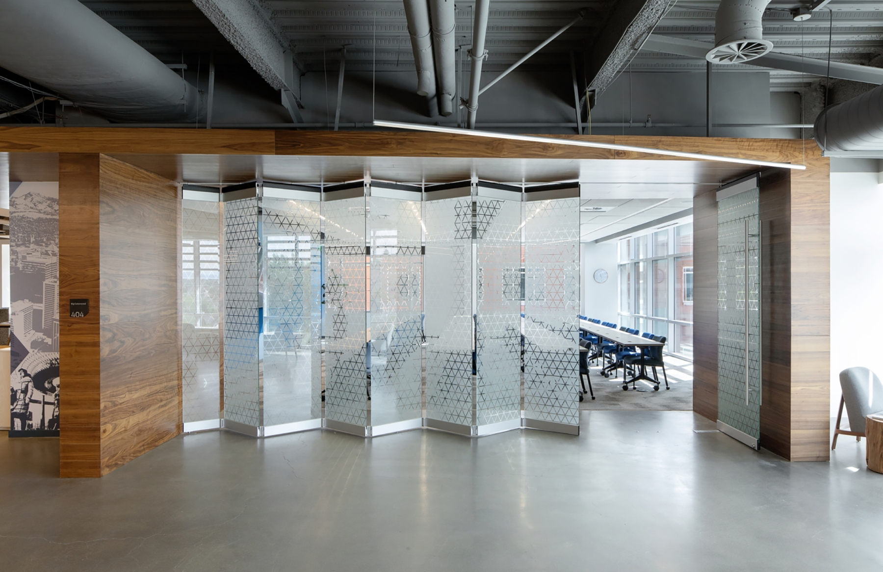 puertas de acordeón de cristal en oficinas
