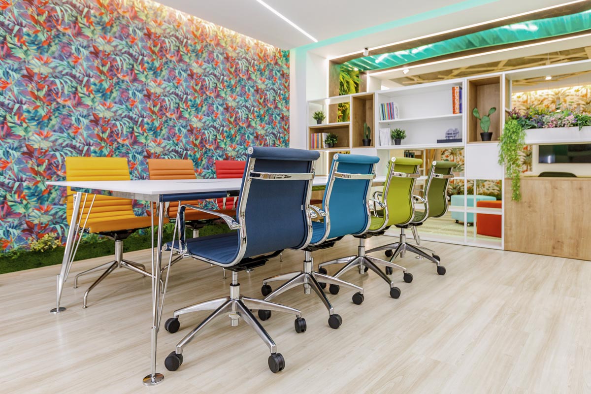 Mesa de reunión modelo Alpha de Limobel Inwo con sillas de oficina de varios colores