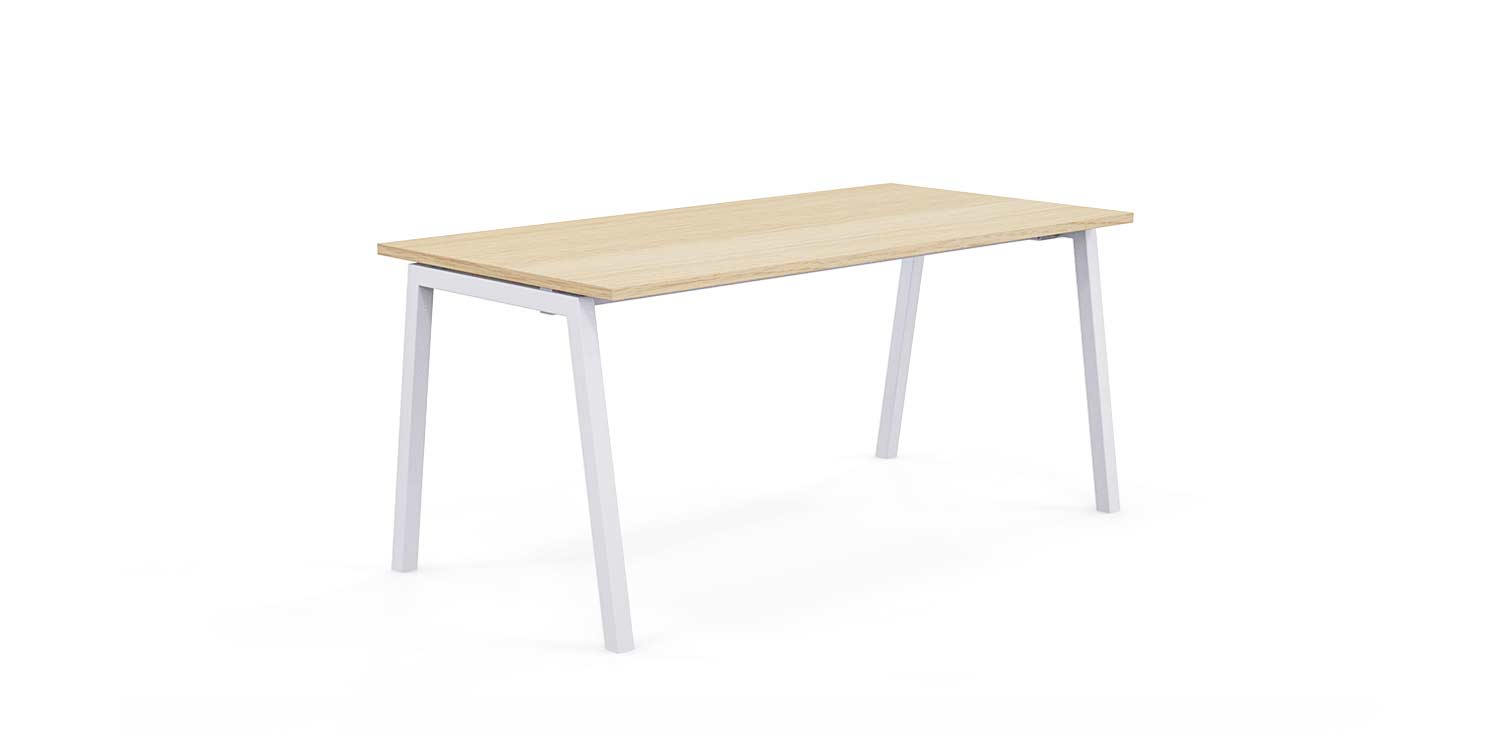 Mesa M4 Inclinada de Limobel con estructura metálica blanca y superficie clara, perfecta para entornos operativos.
